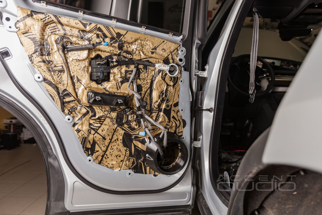 Аудиоподготовка Range Rover Velar, установка мидбасов Focal и великолепный пластик обшивок