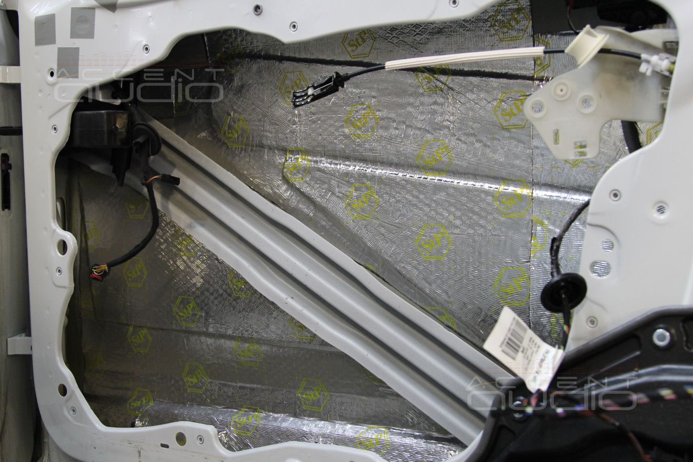 Шумоизоляция дверей и установка мидбасов в Volkswagen Touareg 2014