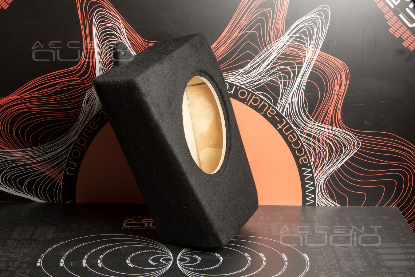 Новый сабвуфер с корпусом, который полностью прячется за обшивкой Monjaro