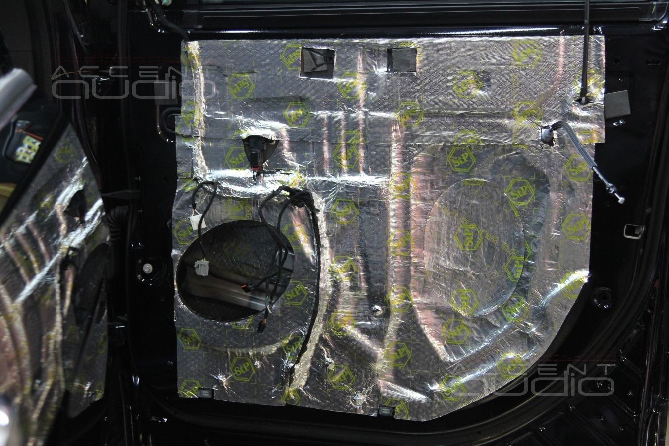 Установка акустики в Ford Explorer 2014