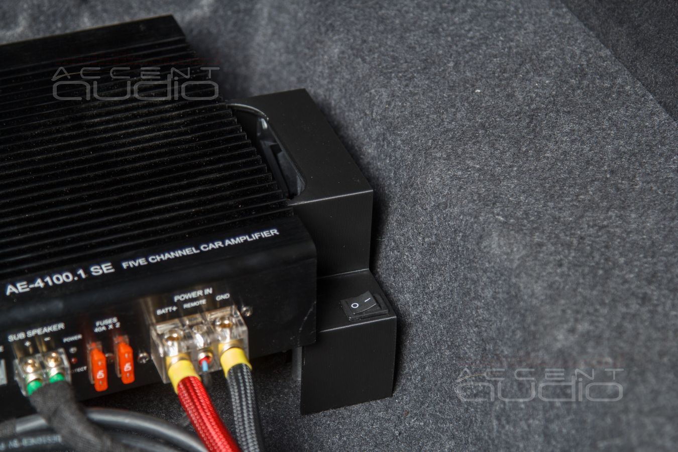 Установка усилителей и аудиопроцессора в BMW GT3 – полная интеграция