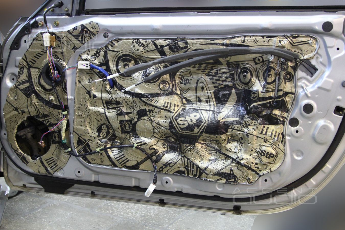 Установка акустики Focal Performance в Nissan 350Z