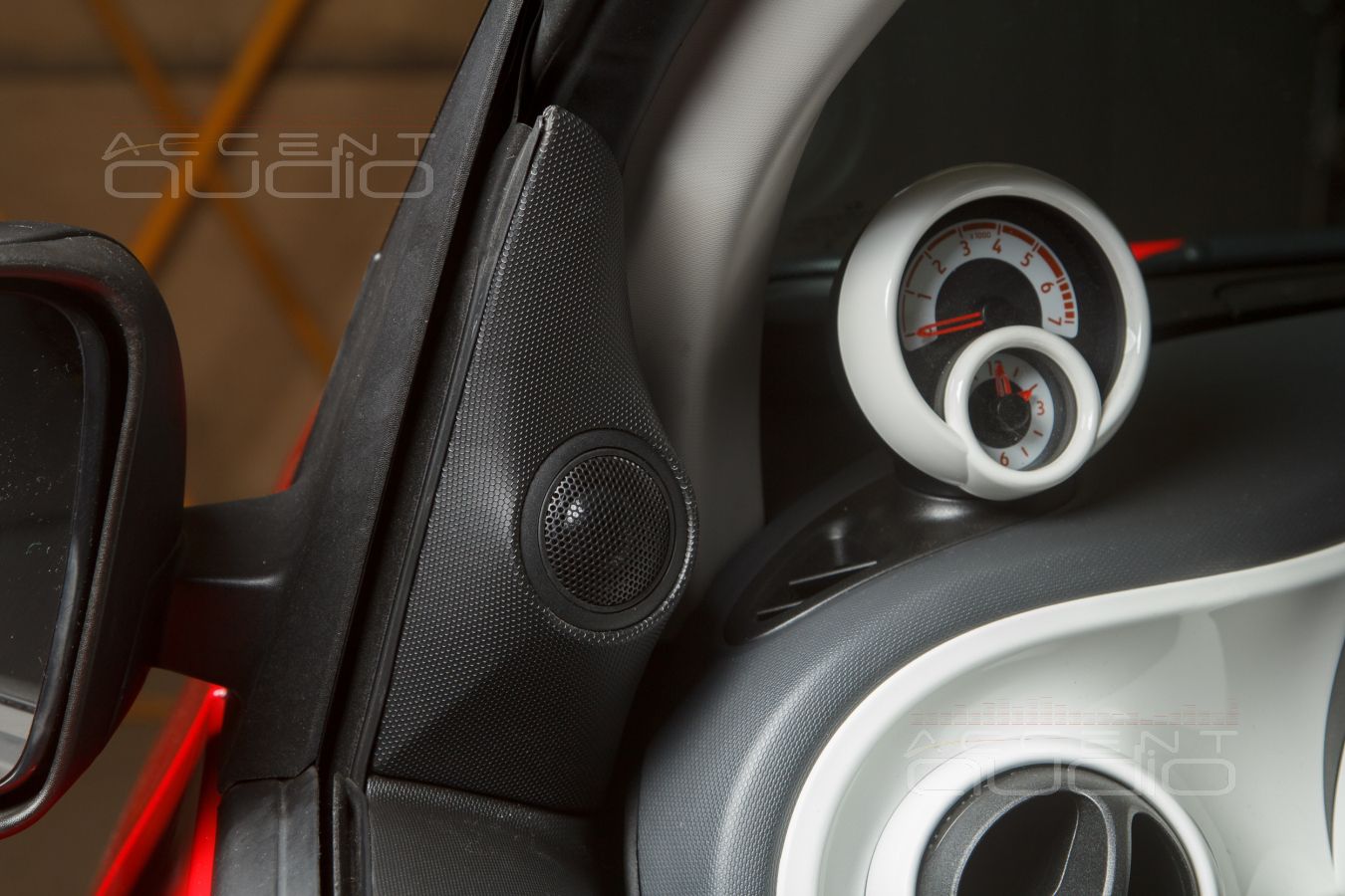 Комплект из двух подиумов для установки высокочастотных излучателей в Smart ForTwo 2014-2024.