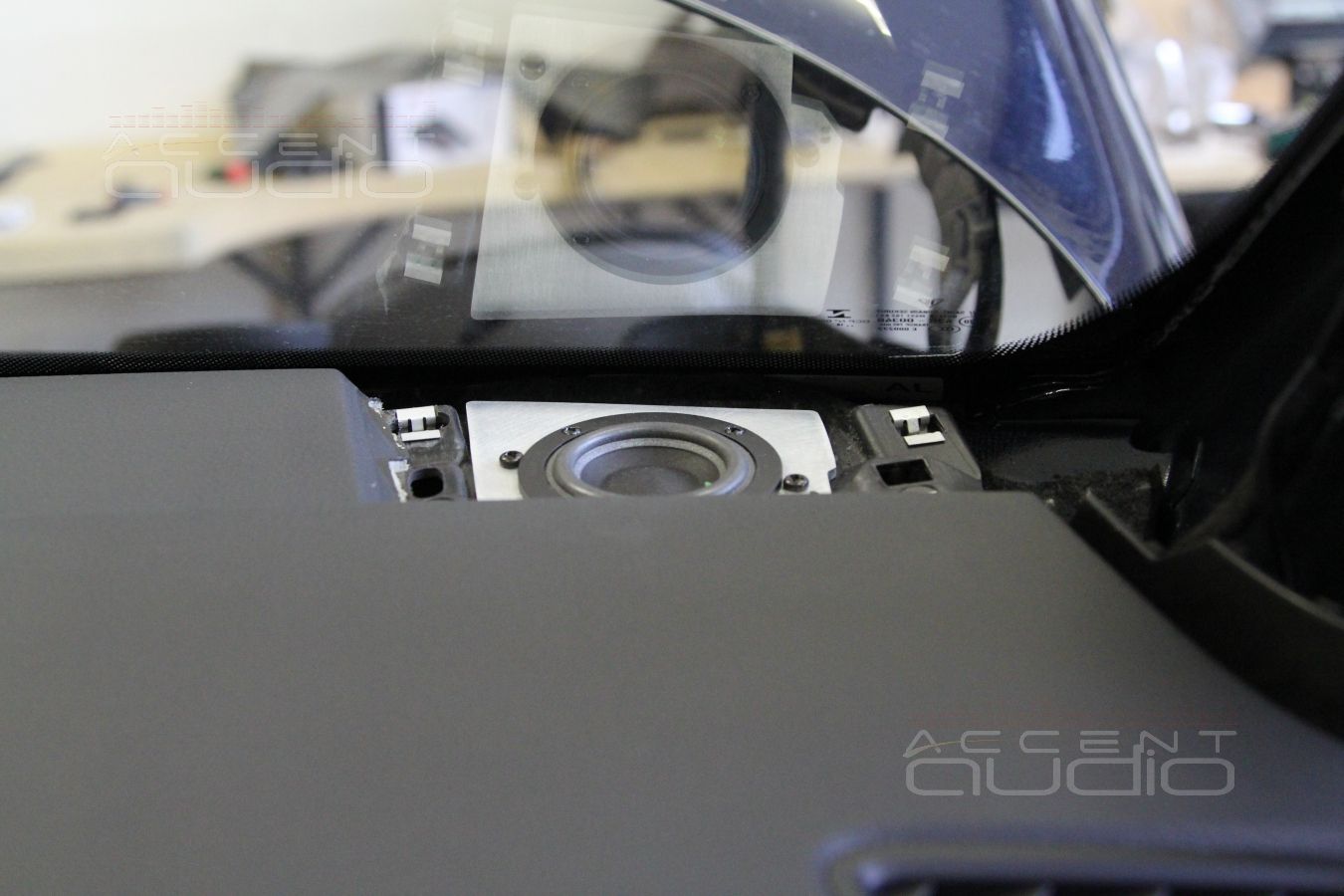 Новая акустика в Porshe Macan - среднечастотные излучатели ScanSpeak