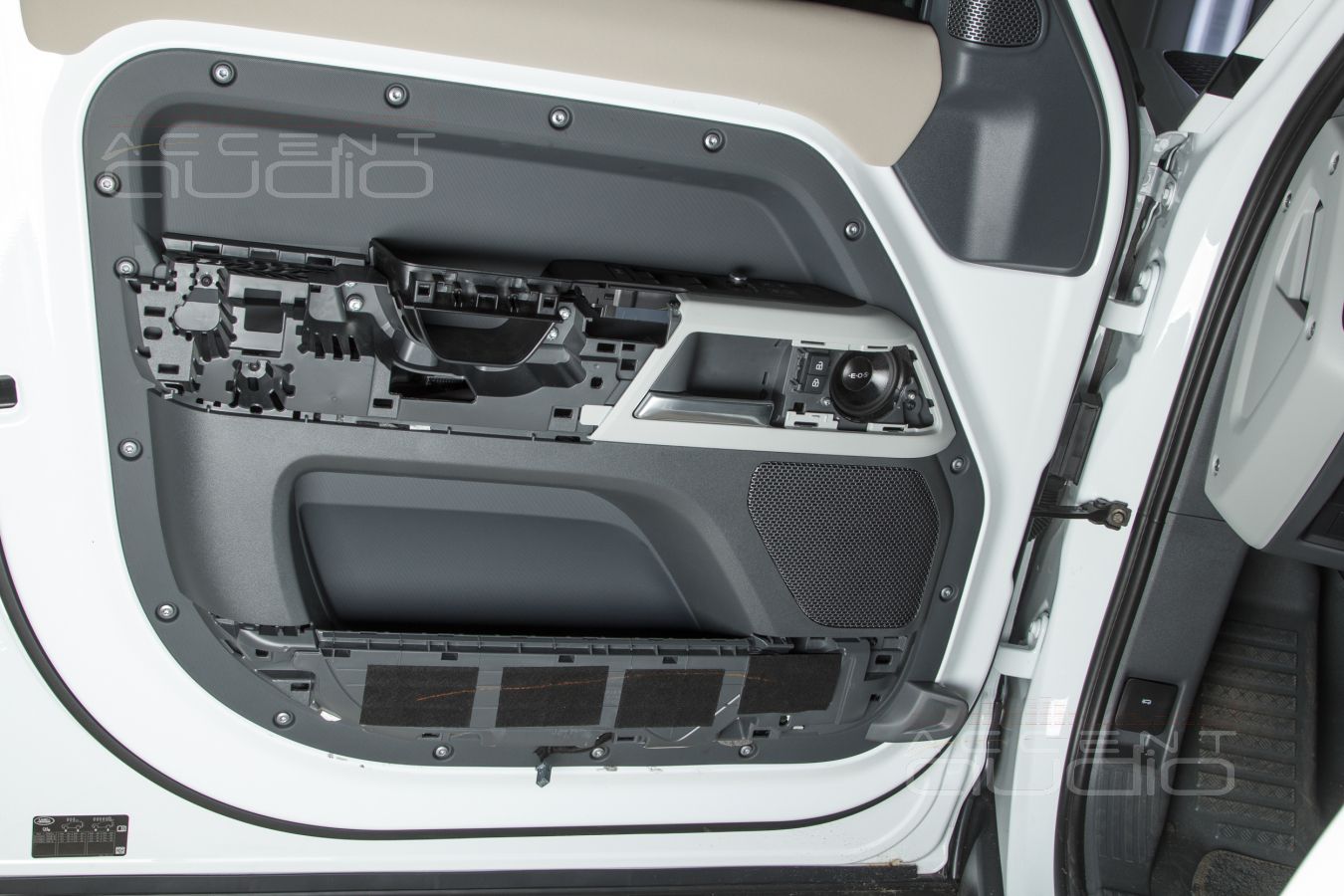 Монтаж СЧ и ВЧ динамиков E.O.S и SOAudio штатно в двери Land Rover Defender
