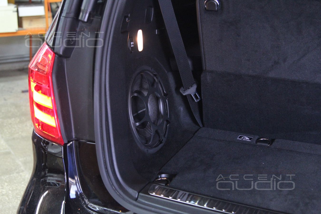 Встроенный сабвуфер в Mercedes GL 63 AMG