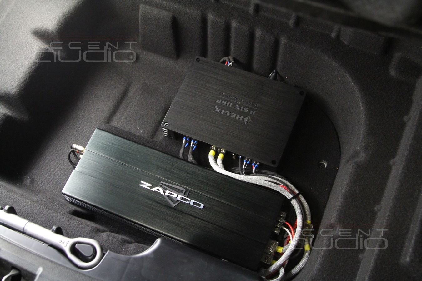 Скрытая интеграция усилителей Helix и Zapco в Mercedes-Benz E200
