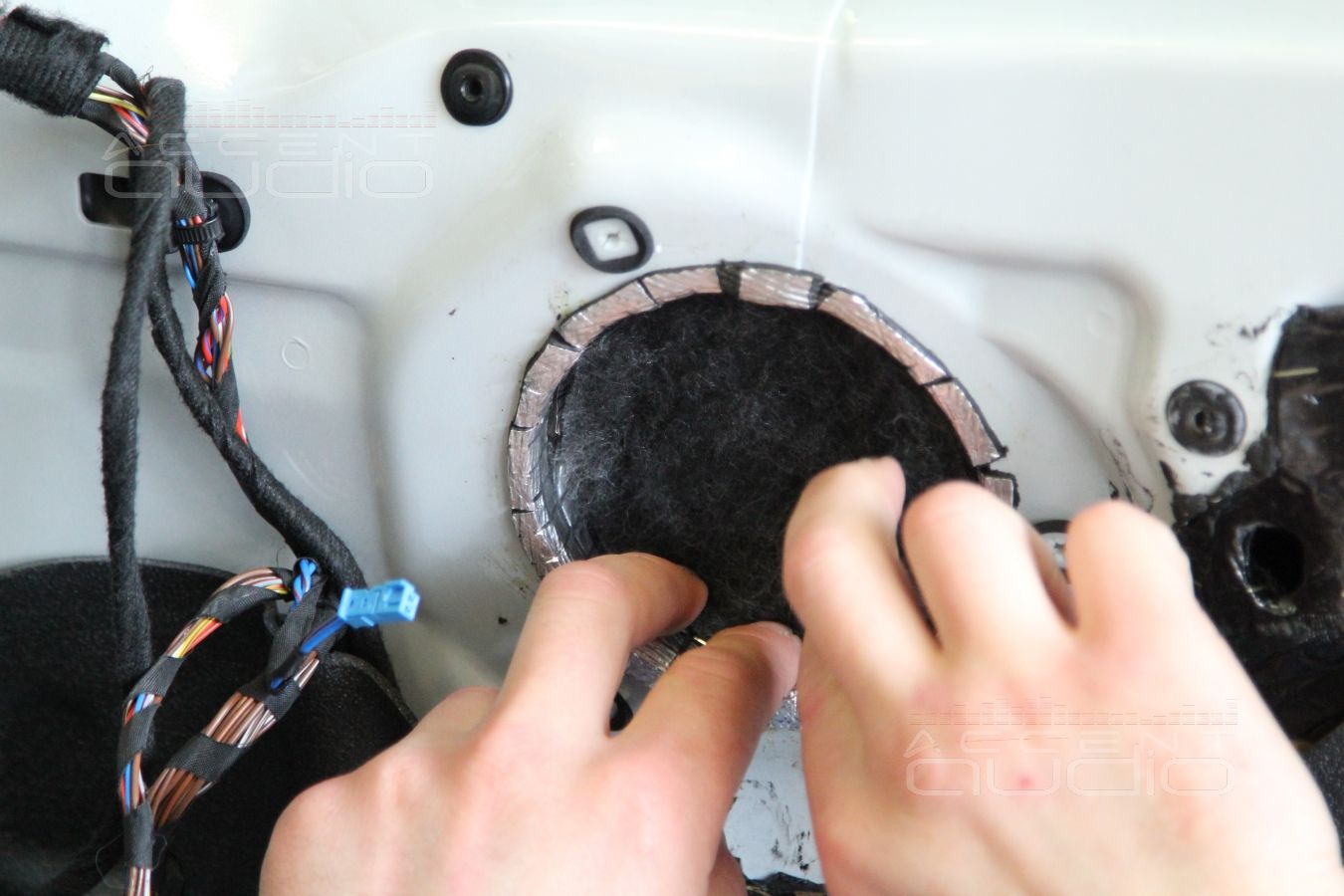 Установка среднечастотных излучателей в BMW X5