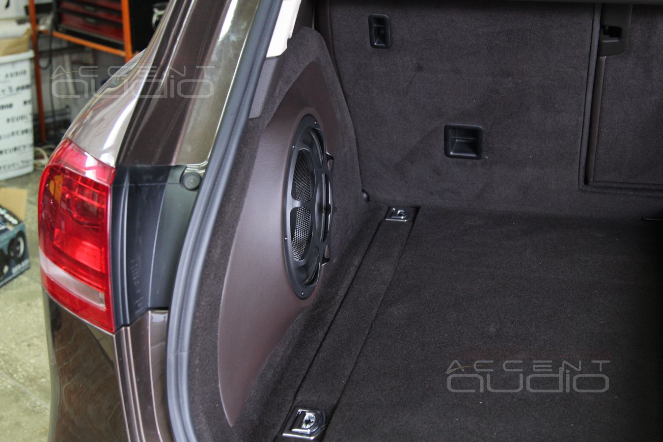 Сабвуфер стелс в Volkswagen Touareg 2014