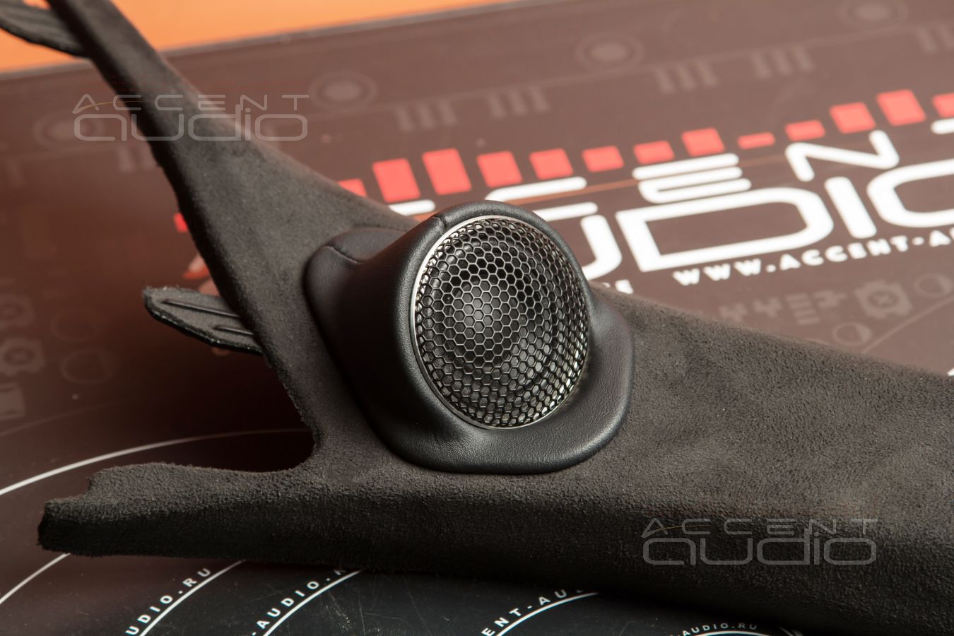 Оригинальный, скрытый и видимый монтаж широкополосных динамиков в Monjaro