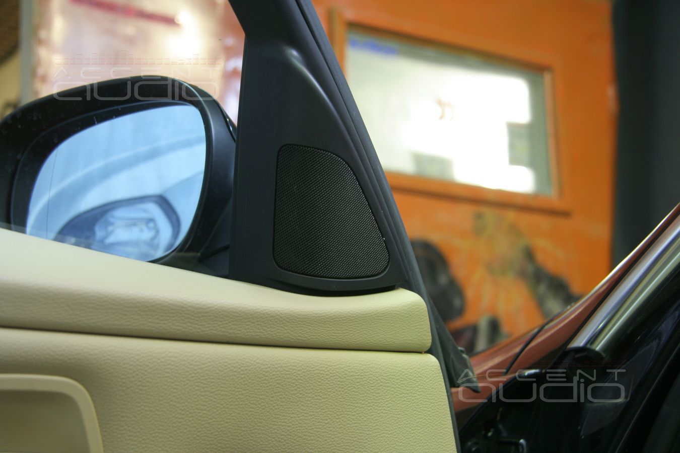 Да, в BMW 330i E90 можно установить полноценную процессорную Hi-End аудиосистему...