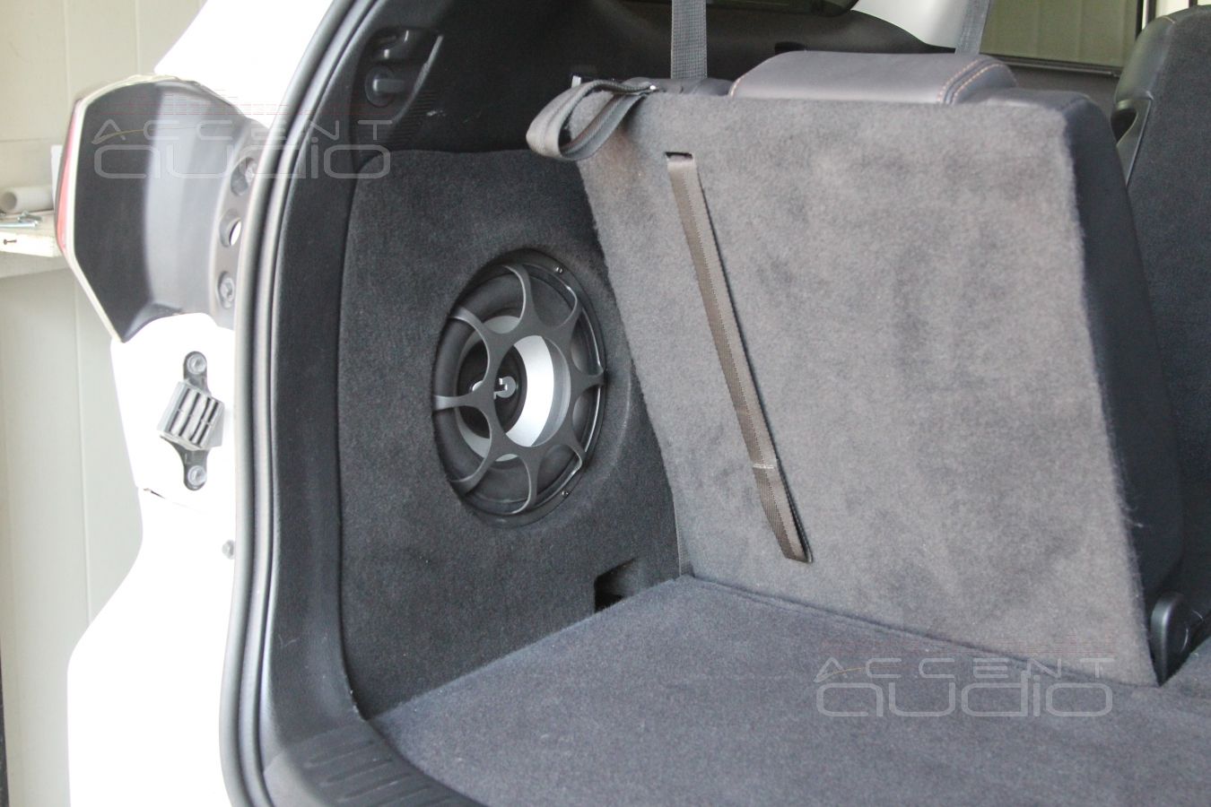 Встроенный сабвуфер в Toyota Highlander