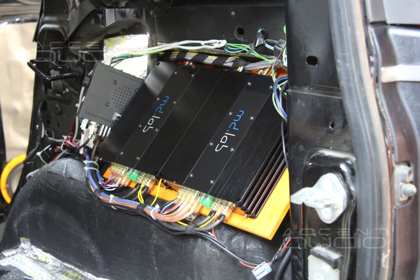 Скрытая установка усилителей в Hummer H3