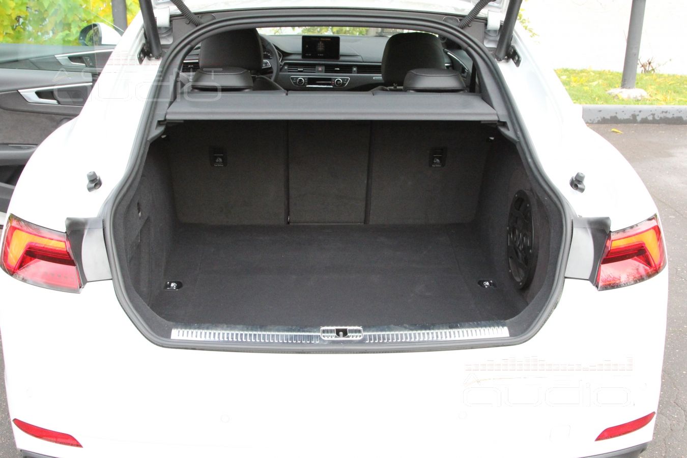 Деревянный стелс в Audi