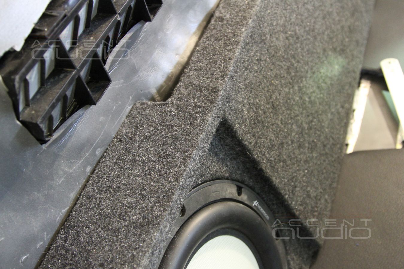 Установка усилителя и сабвуфера в Volkswagen Amarok