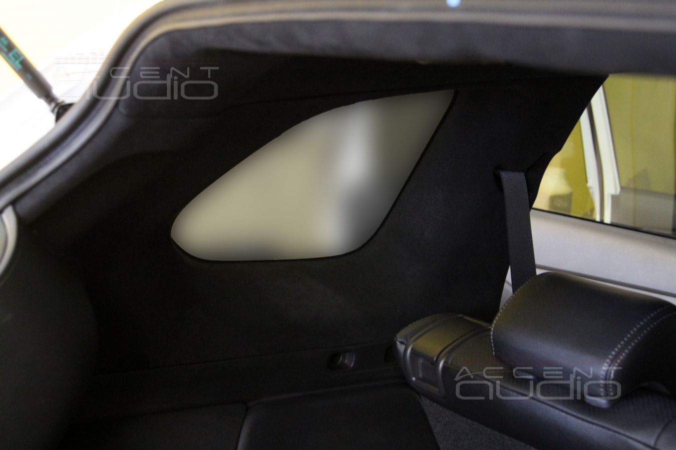 Перетяжка потолка Mitsubishi Outlander в Алькантару