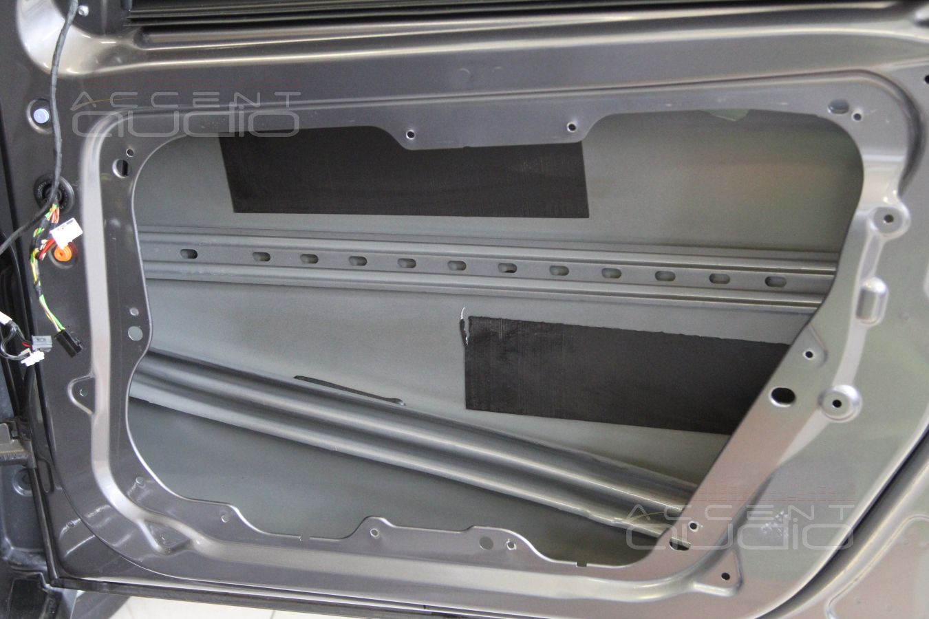 Аудиоподготовка дверей и установка акустики в Mercedes-Benz GLA