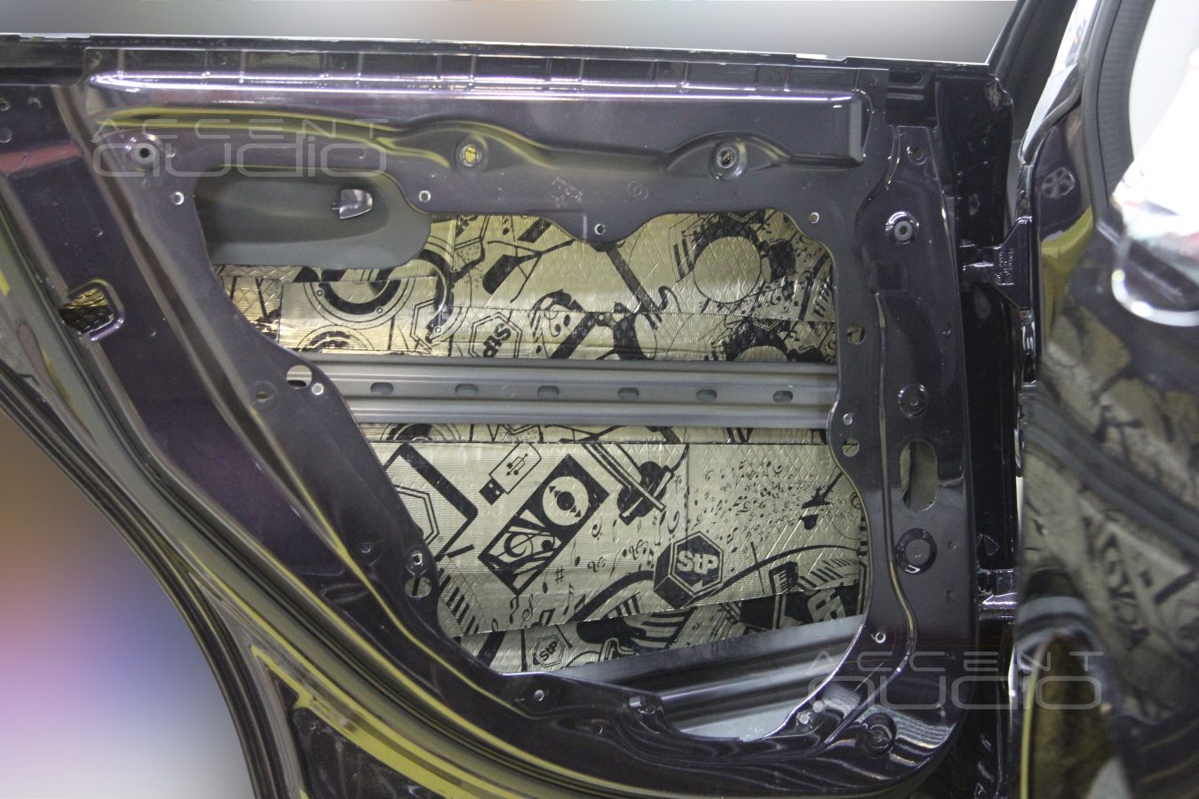 Установка акустики E.O.S в Mercedes CLA