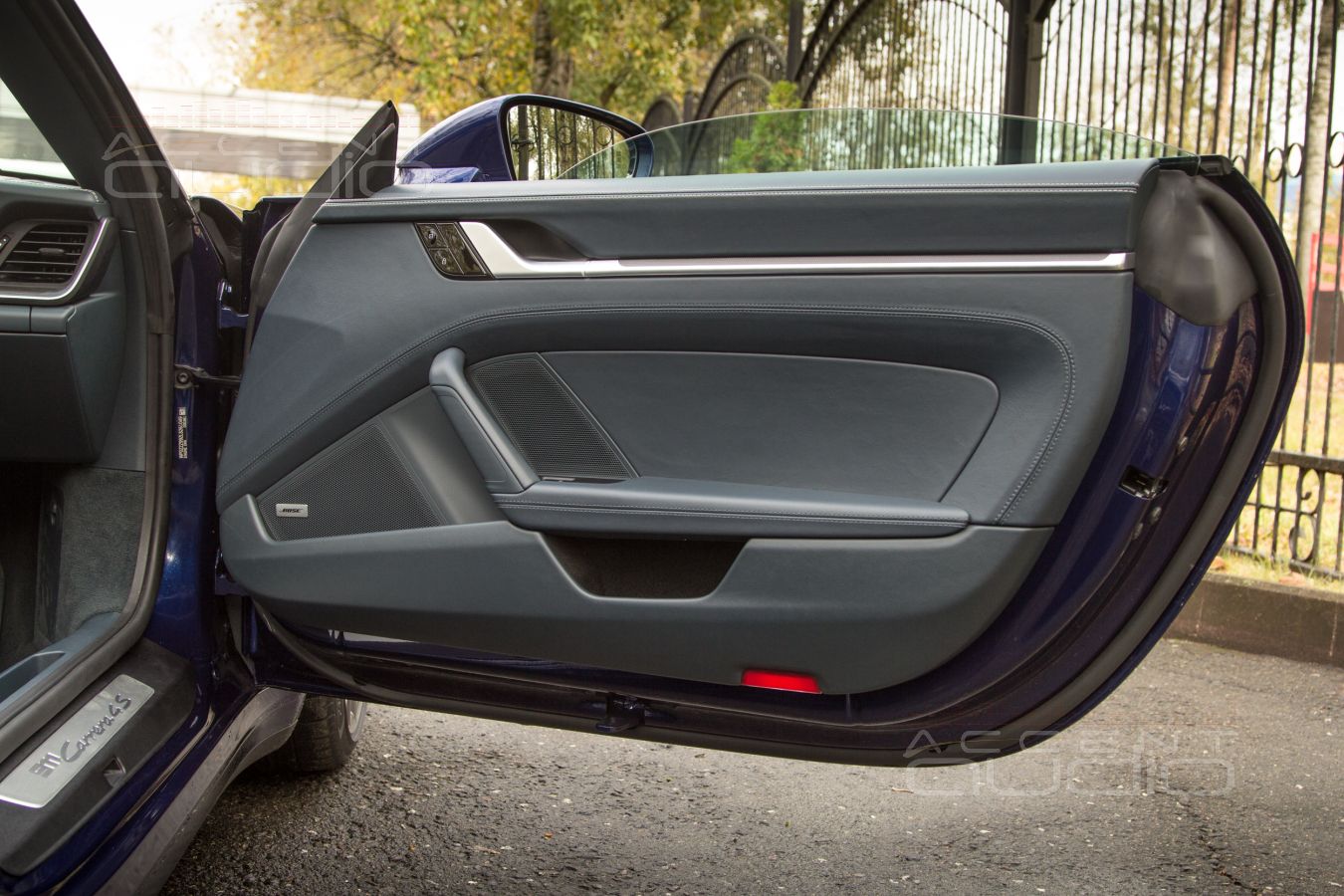 Аудиофильские миды Focal 8WM Woofer Utopia Be M в дверях Porsche Carrera 911 S