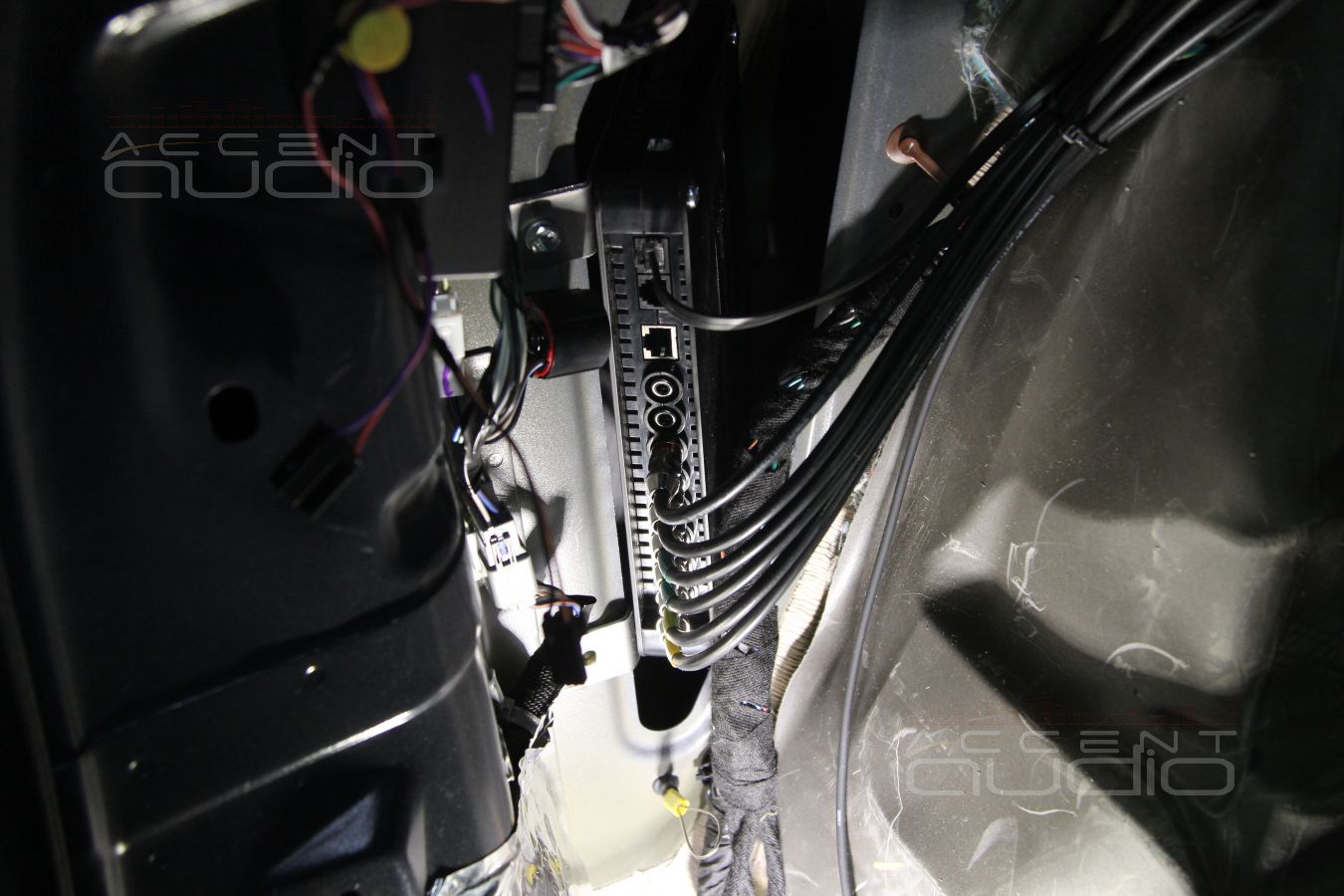 Аудиопроцессор Audison Bit One в Jeep Grand Cherokee 2014