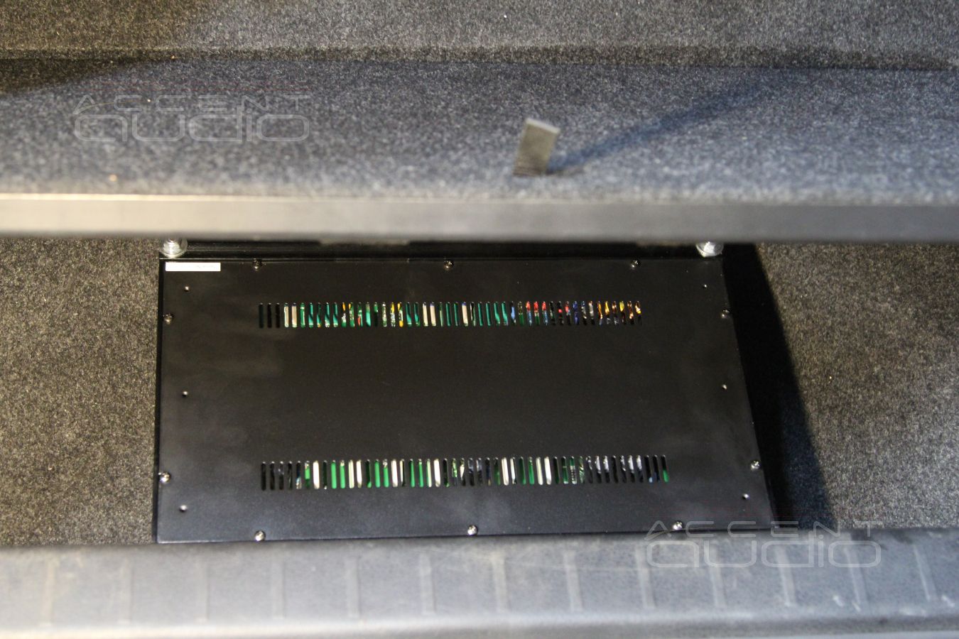 Усилитель E.O.S. в ящичке багажного отсека Suzuki Grand Vitara