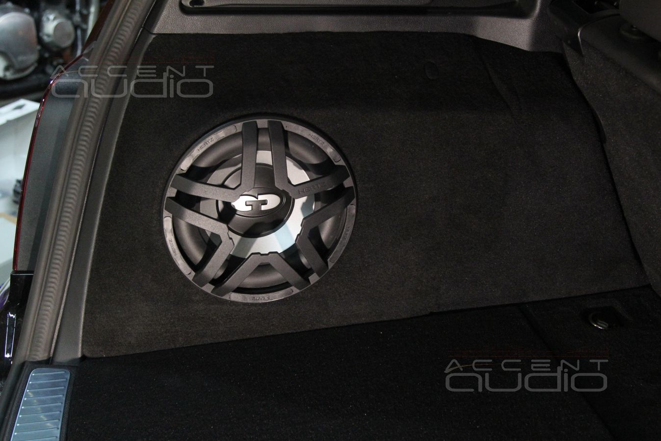 Сабвуфер Eton HEX в Mercedes GLK