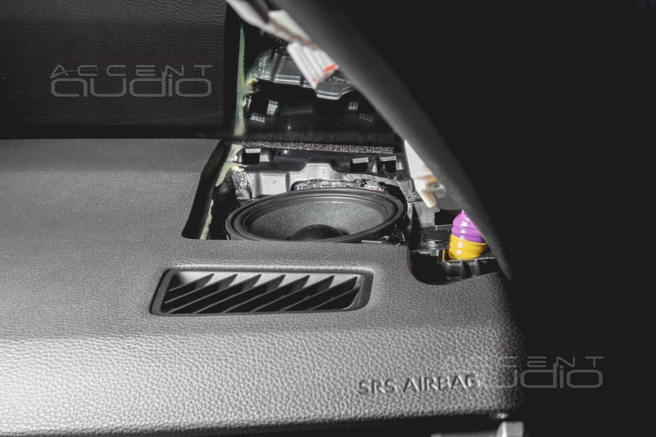 Установка среднечастотных динамиков штатно в нештатные места Toyota RAV4