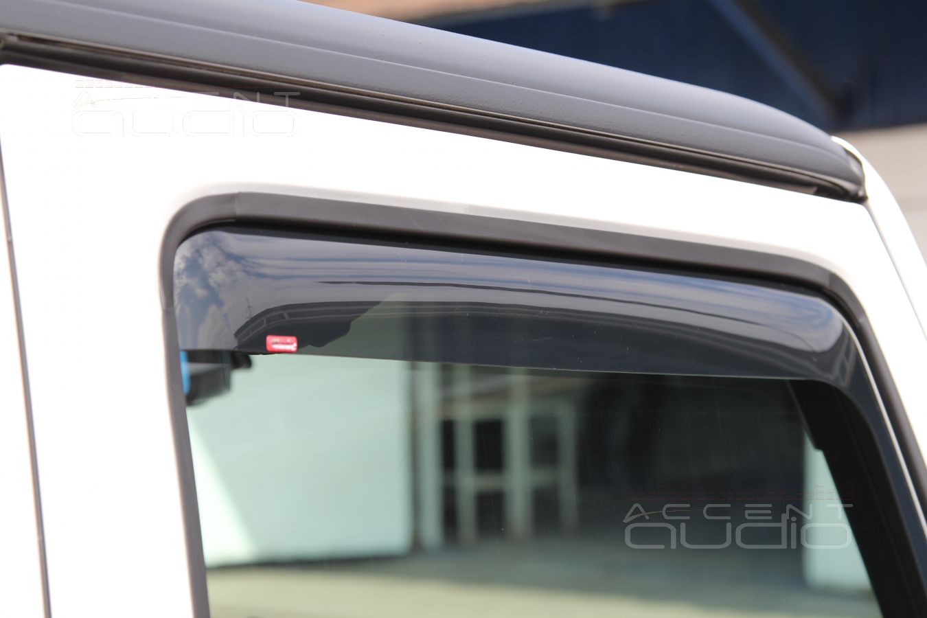 Лючок бензобака и дефлекторы окон