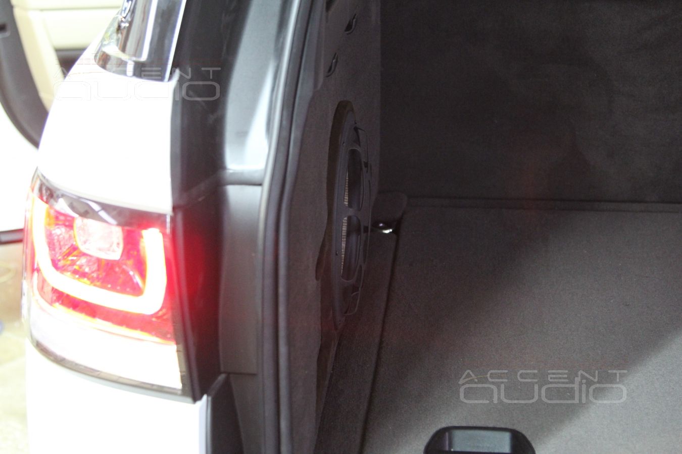 Сабвуфер Focal, встроенный в крыло Range Rover Sport