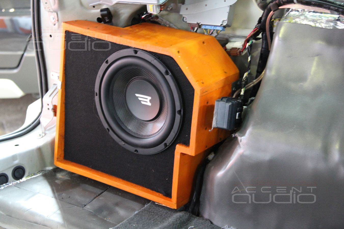 Сабвуфер-стелс в Honda Pilot White Edition