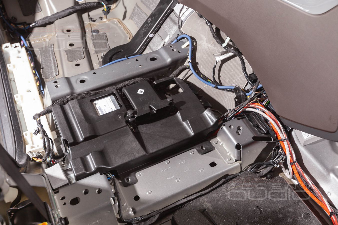 Установка процессорного усилителя Helix в новый Range Rover Sport