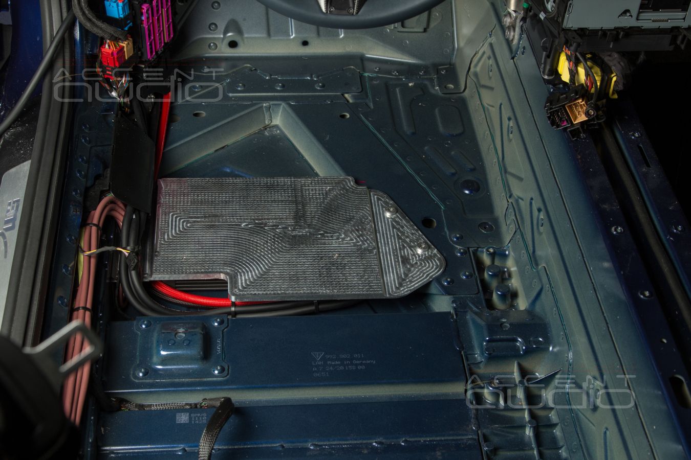 Штатный, заводской монтаж новых усилителей Helix в Porsche Carrera 911 S