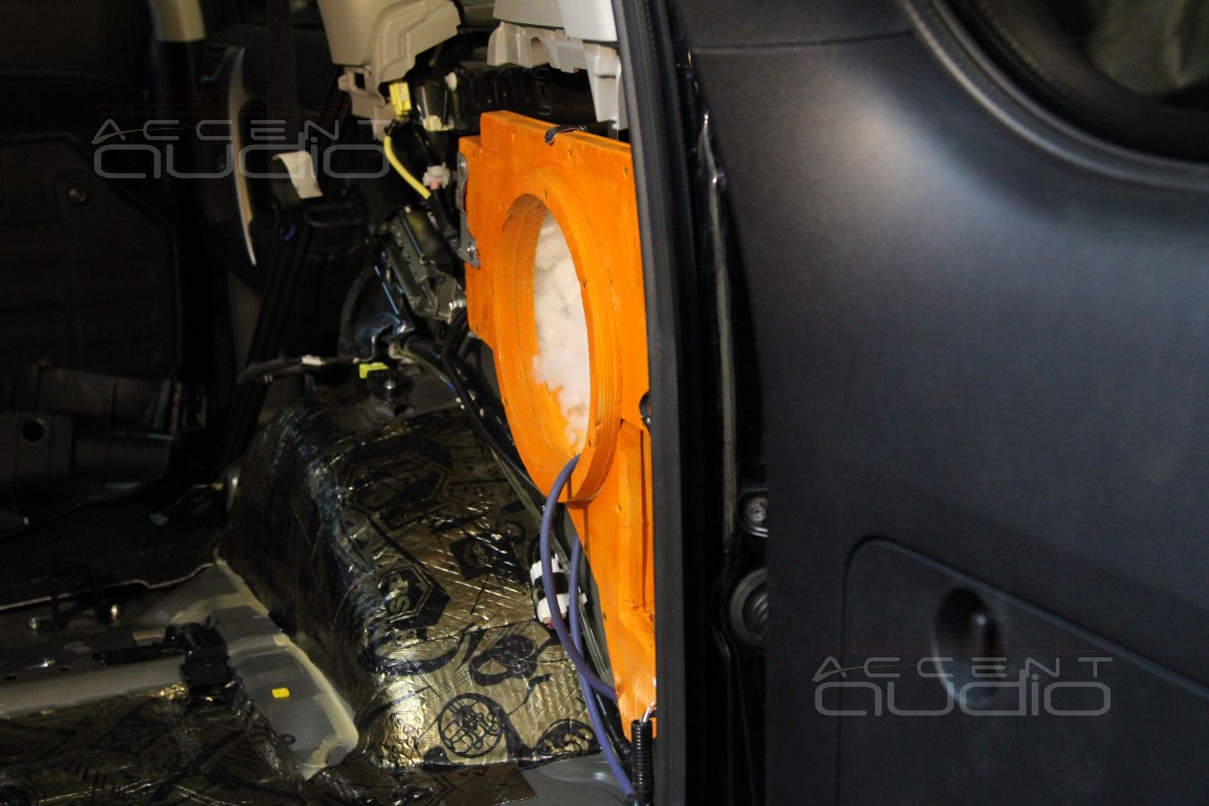 Сабвуфер, встроенный в крыло Toyota Land Cruiser Prado