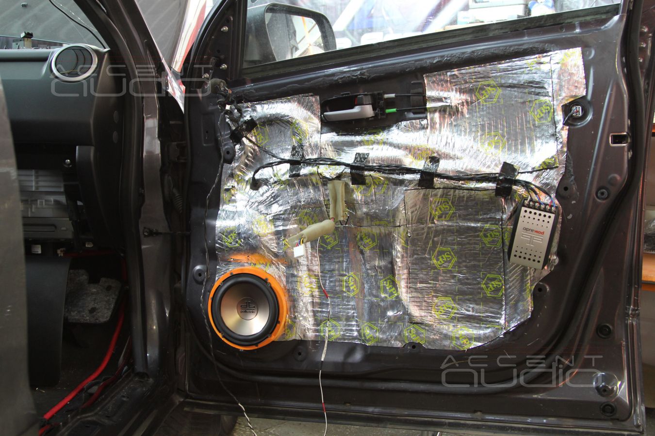 Шумоизоляция дверей и установка акустики в Suzuki Grand Vitara