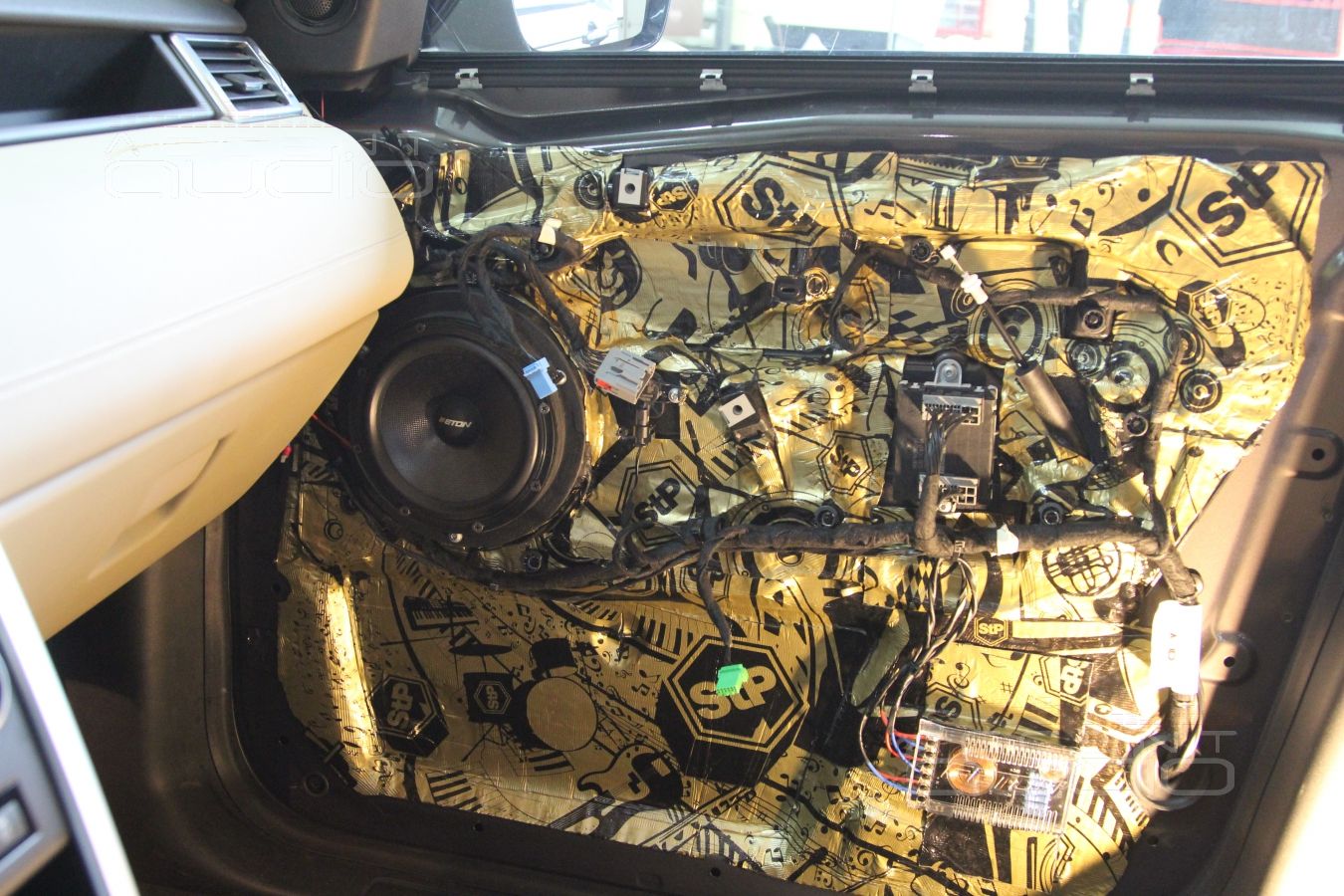 Установка новой акустики Eton в LandRover Discovery Sport