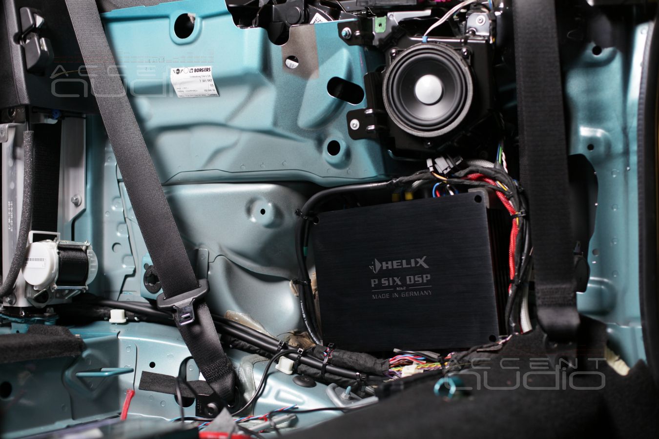 Скрытая установка процессорного усилителя Helix PSix в Mini Cooper S