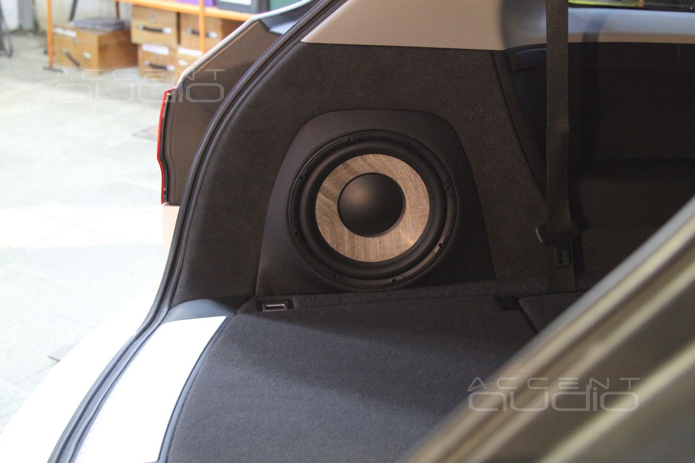Сабвуфер Focal, встроенный в крыло Acura MDX
