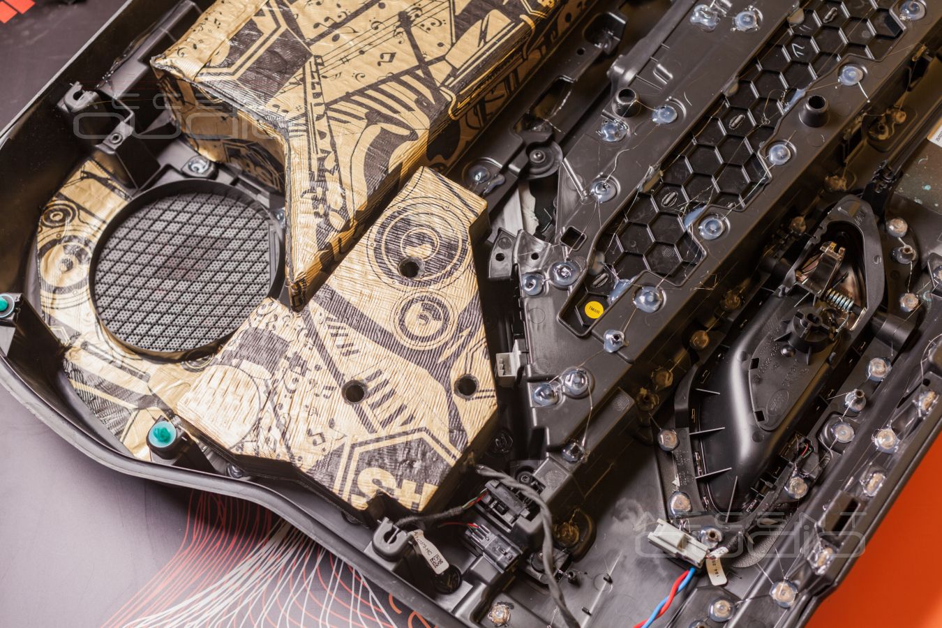 Комплект из двух подиумов для установки среднечастотных излучателей в LR Velar 20XX-20XX.