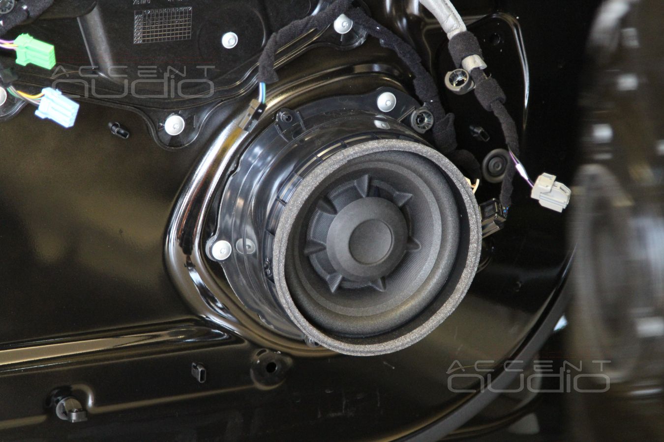 Разбираемся с заводскими системами в разных комплектациях Range Rover Velar