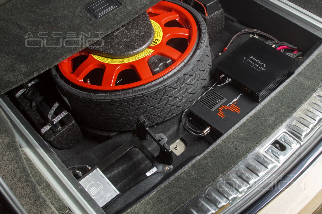 Скрытая интеграция усилителей Helix и Mosconi в Bentley Bentayga