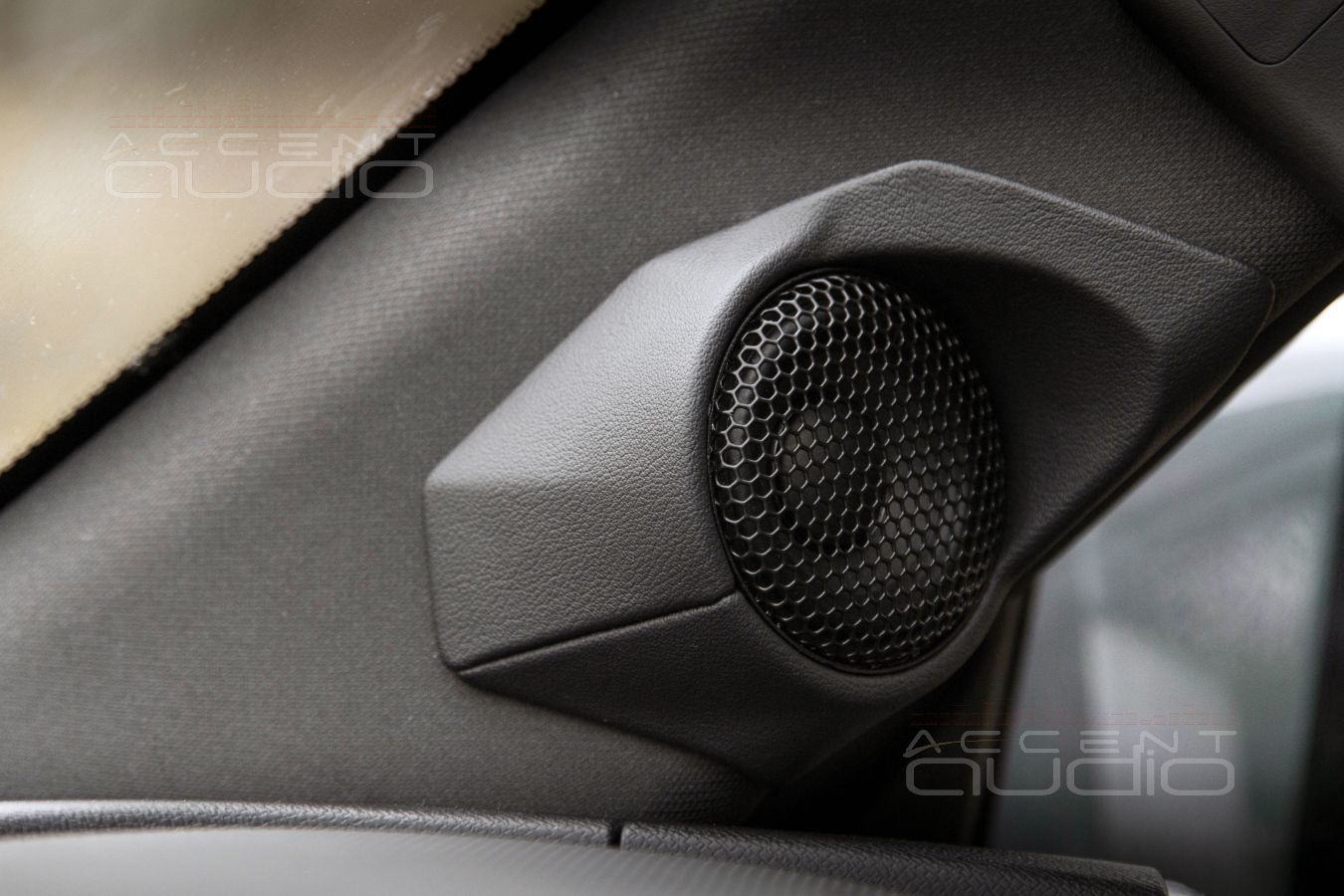 Стильное и лучшее решение для звука Jetour T2  - широкополосные излучатели в стойках