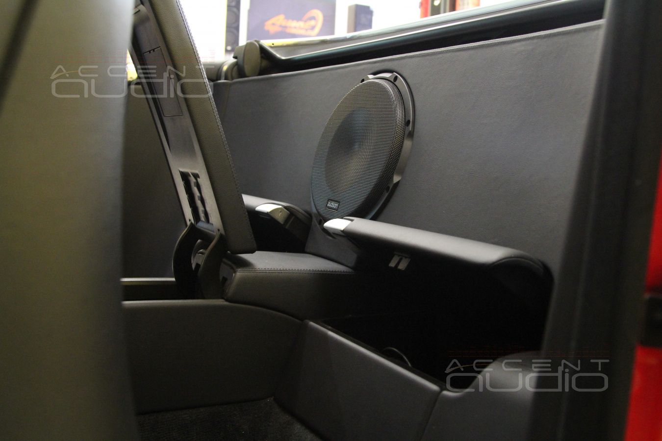 Сабвуфер – элемент интерьера, с крышей или без неё