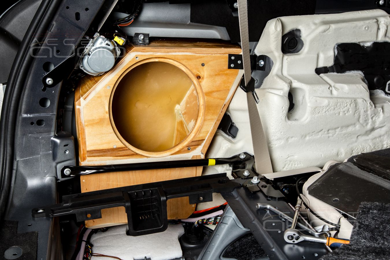 Немецкий сабвуфер Dego в штатном исполнении для Mercedes-Benz GLS 2020