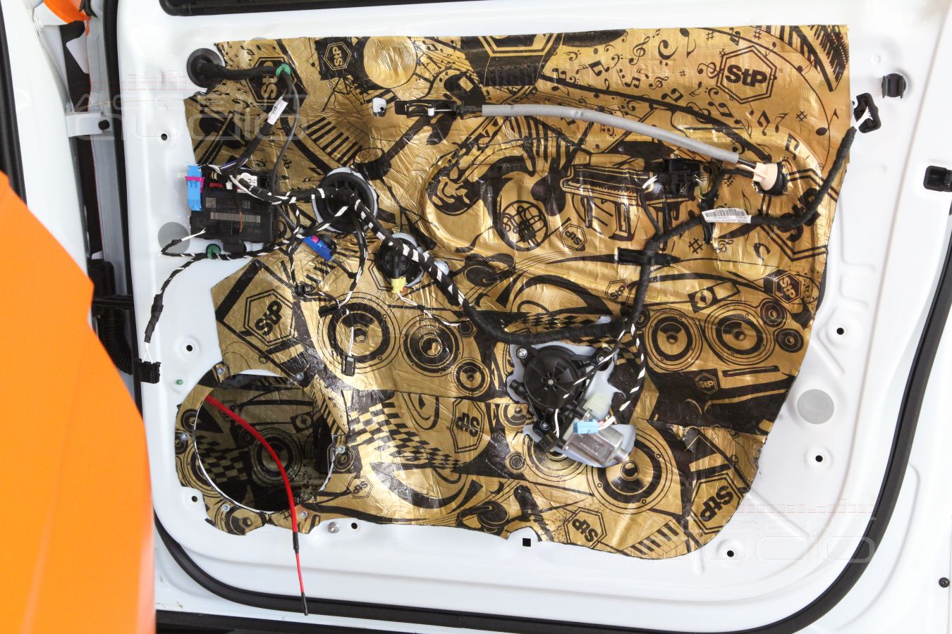 Аудиоподготовка дверей и установка мидбасовых излучателей Brax Matrix 6.1PP