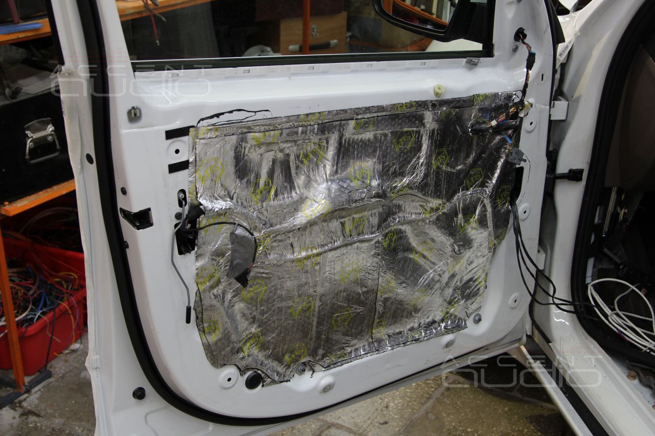 Процесс установки динамиков в двери BMW X5