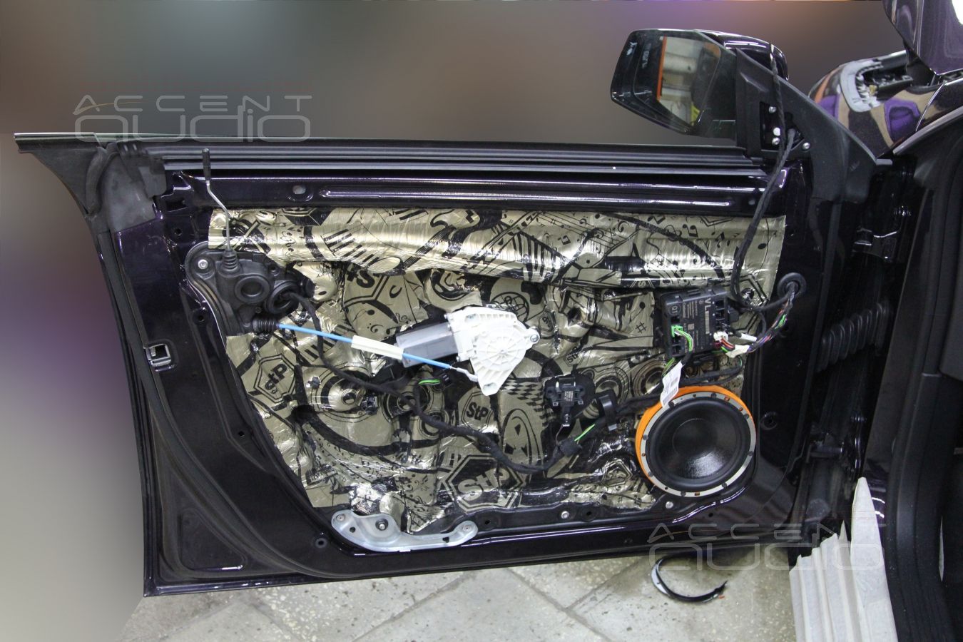 Установка акустики E.O.S в Mercedes CLA