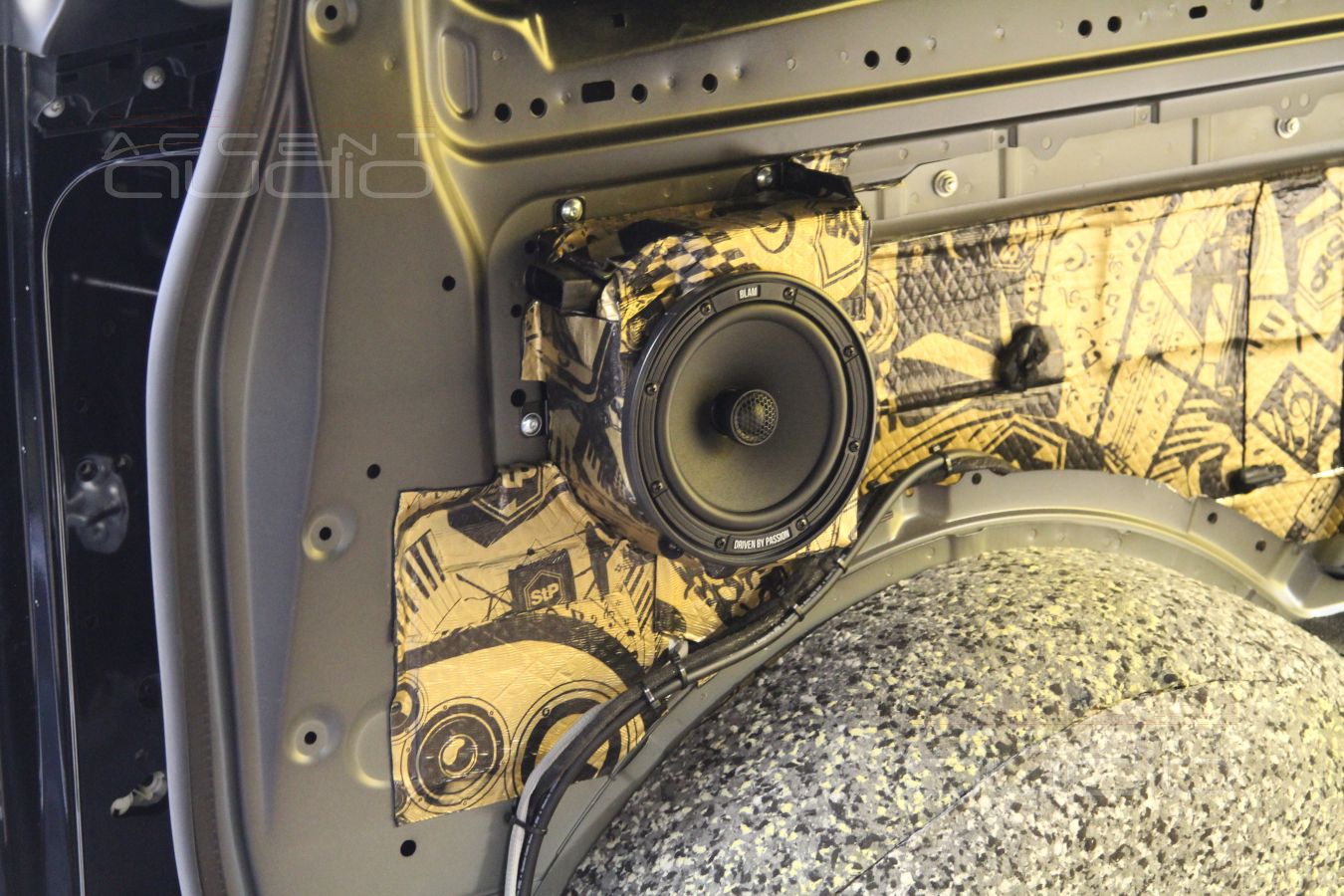 Тыловая акустика в Vito