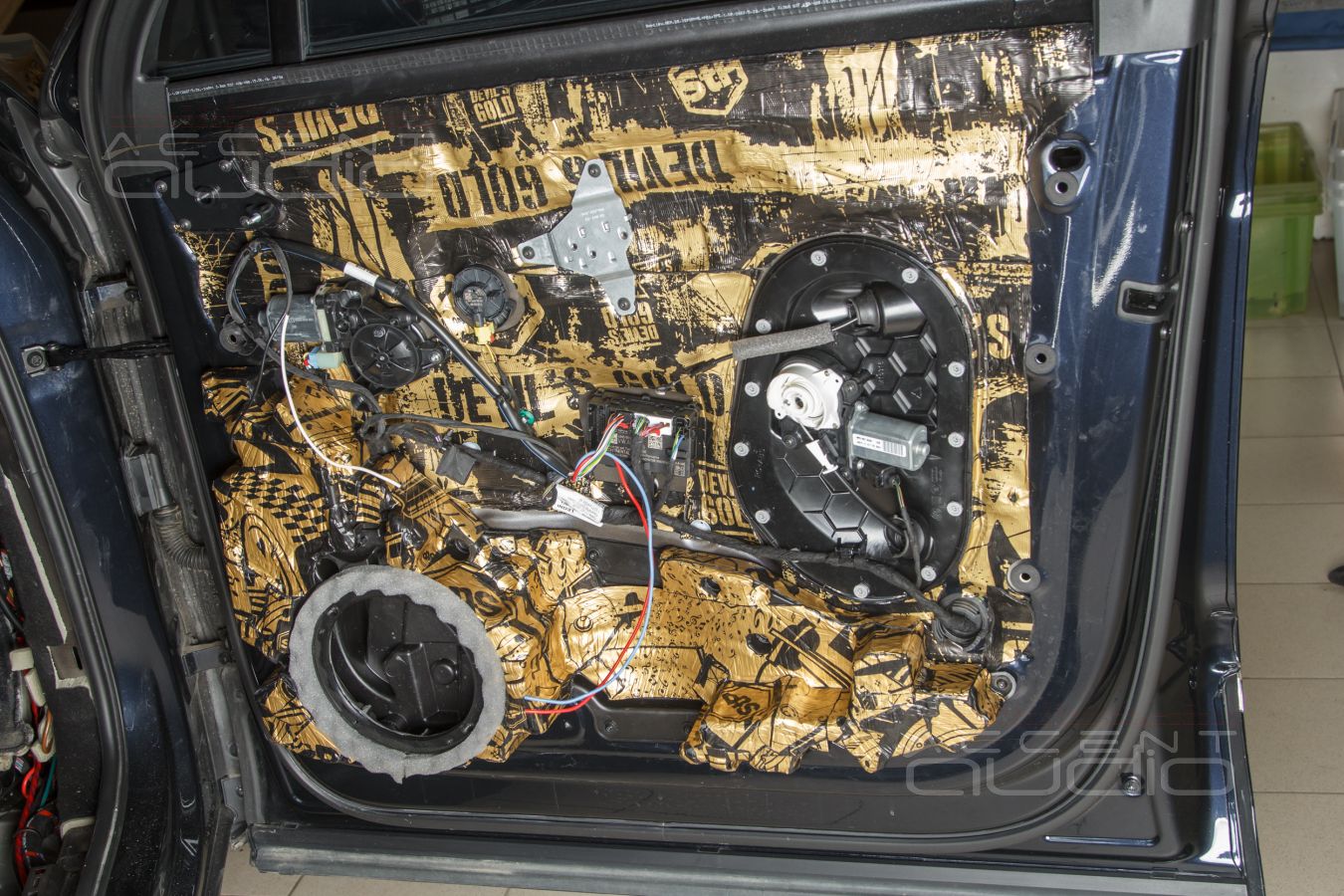 Великолепная бумага из Дании: ScanSpeak 18W/4531G01 в дверях Bentley Bentayga