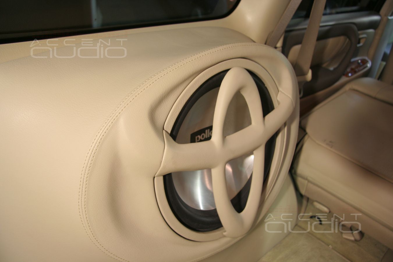 Съемный сабвуфер СТЕЛС в Toyota Land Cruiser 100