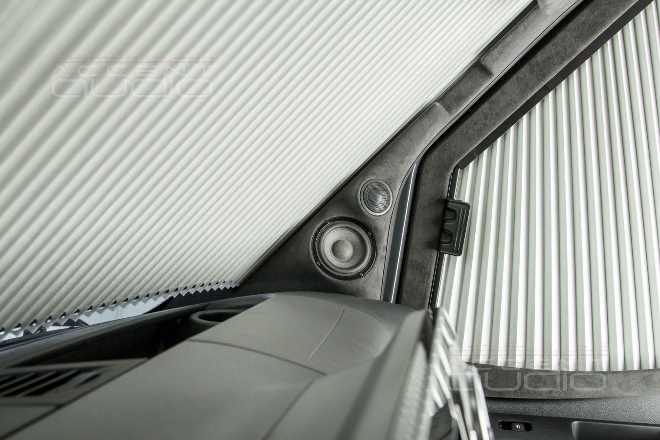 Новый, цельный и строгий дизайн кабины и подиумы под СЧ-ВЧ звено Brax